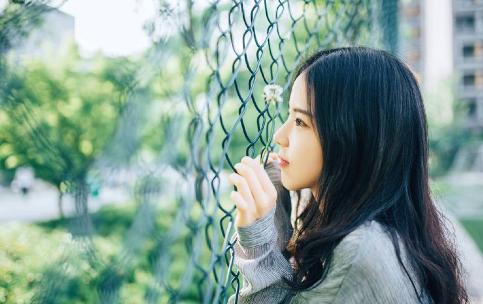 花一些时间，总会看清一些事。经历一些事情，总会看清一些人。不管爱情友情亲情，都是易碎品，一旦出现过裂缝，便很难恢复原貌；不论是谁对不起谁，那裂缝都如同两面刃，一面伤人一面伤己。一些事情，当我们年轻的时候，无法懂得，当我们懂得的时候，已不再年轻。
